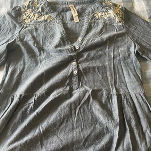 Beautiful blouse , casual , flowers in the shoulders